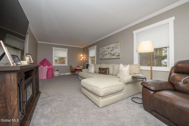 27 Wiltshire Way, Niskayuna, NY 12309