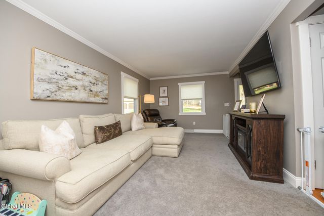 27 Wiltshire Way, Niskayuna, NY 12309