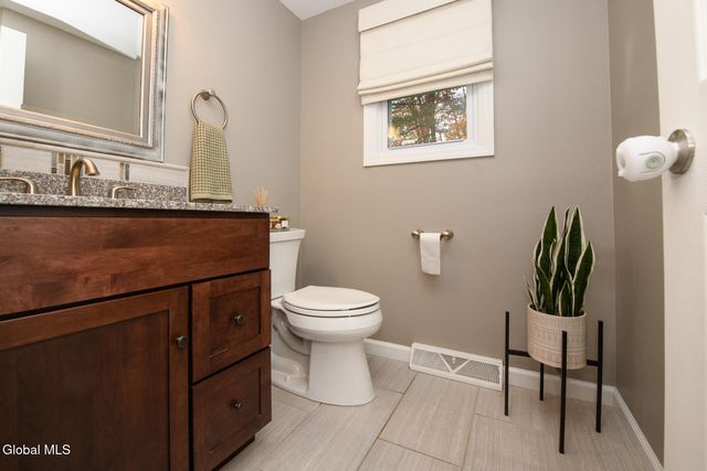 27 Wiltshire Way, Niskayuna, NY 12309