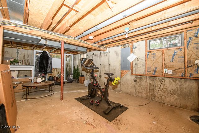 27 Wiltshire Way, Niskayuna, NY 12309