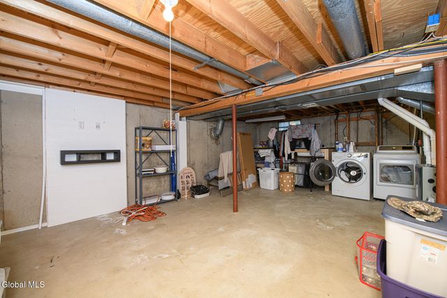 27 Wiltshire Way, Niskayuna, NY 12309