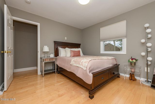 27 Wiltshire Way, Niskayuna, NY 12309