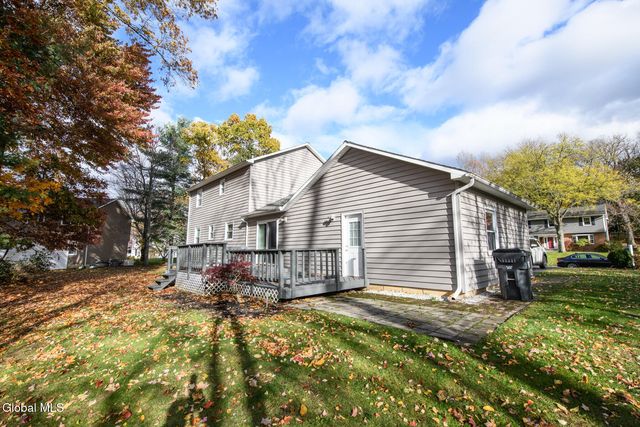 27 Wiltshire Way, Niskayuna, NY 12309