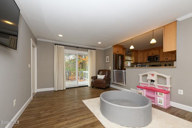 27 Wiltshire Way, Niskayuna, NY 12309