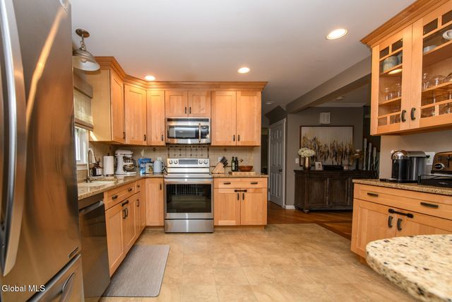 27 Wiltshire Way, Niskayuna, NY 12309