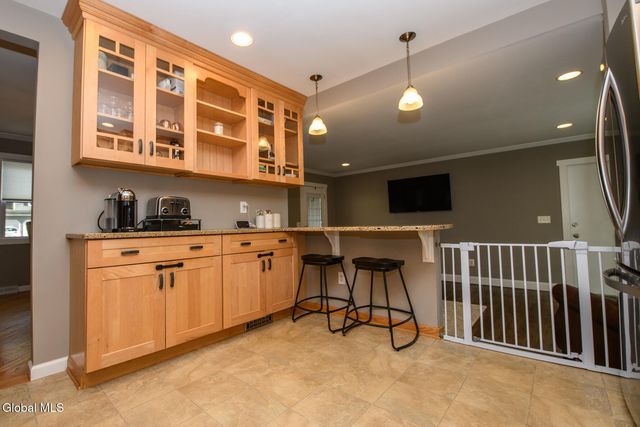 27 Wiltshire Way, Niskayuna, NY 12309