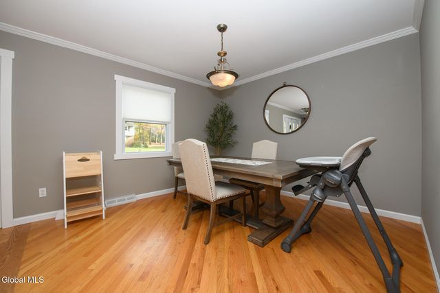 27 Wiltshire Way, Niskayuna, NY 12309