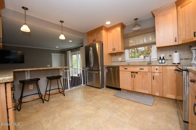 27 Wiltshire Way, Niskayuna, NY 12309