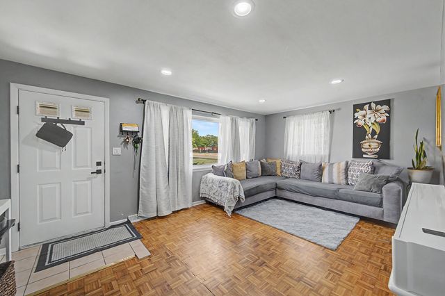 813 Valley Stream Drive A, Wheeling, IL 60090