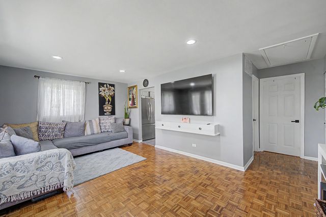 813 Valley Stream Drive A, Wheeling, IL 60090