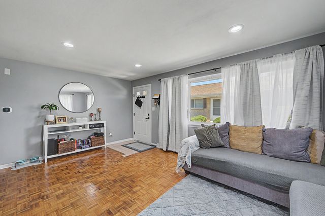 813 Valley Stream Drive A, Wheeling, IL 60090