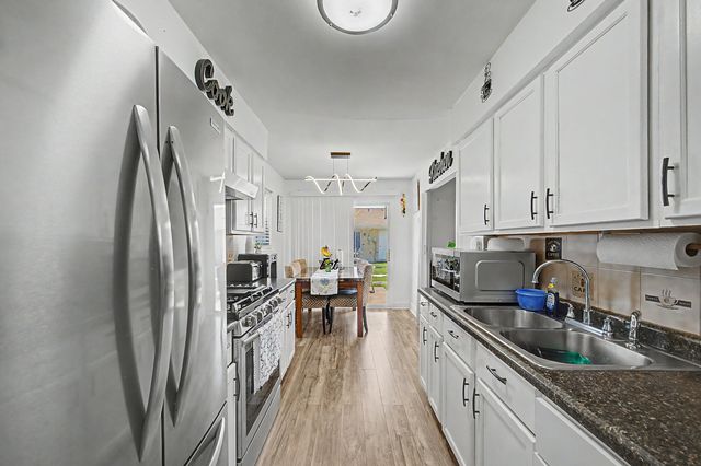 813 Valley Stream Drive A, Wheeling, IL 60090