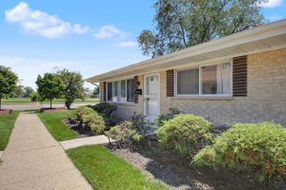 813 Valley Stream Drive A, Wheeling, IL 60090