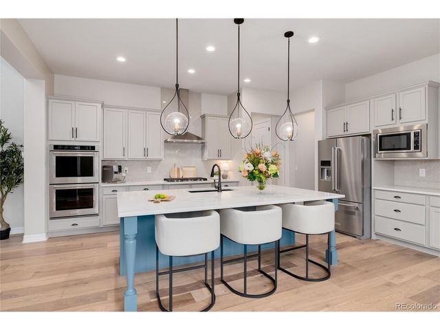 27500 E Lakeview Dr, Aurora, CO 80016