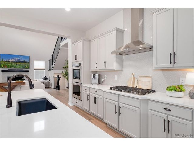 27500 E Lakeview Dr, Aurora, CO 80016