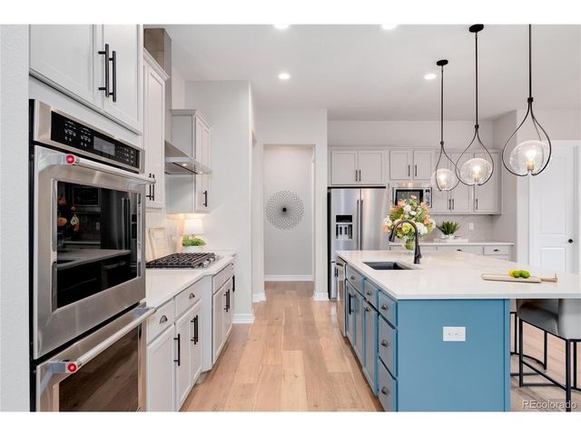 27500 E Lakeview Dr, Aurora, CO 80016