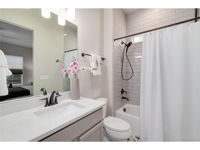 27500 E Lakeview Dr, Aurora, CO 80016