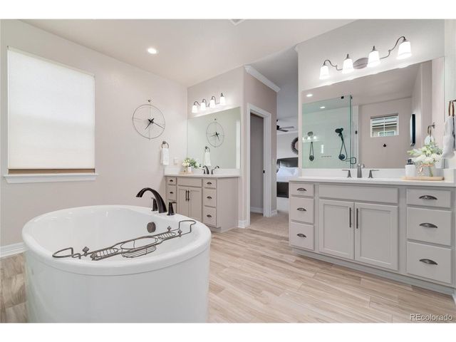 27500 E Lakeview Dr, Aurora, CO 80016