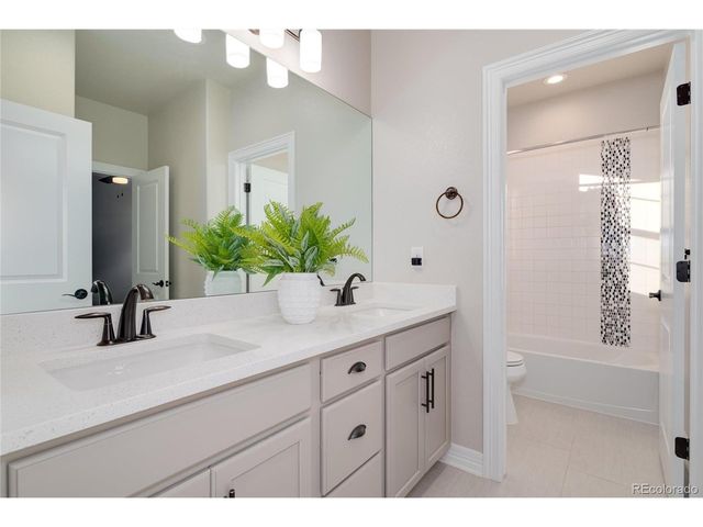 27500 E Lakeview Dr, Aurora, CO 80016