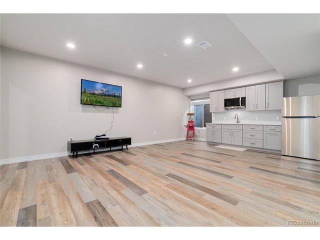 27500 E Lakeview Dr, Aurora, CO 80016