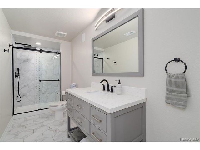 27500 E Lakeview Dr, Aurora, CO 80016