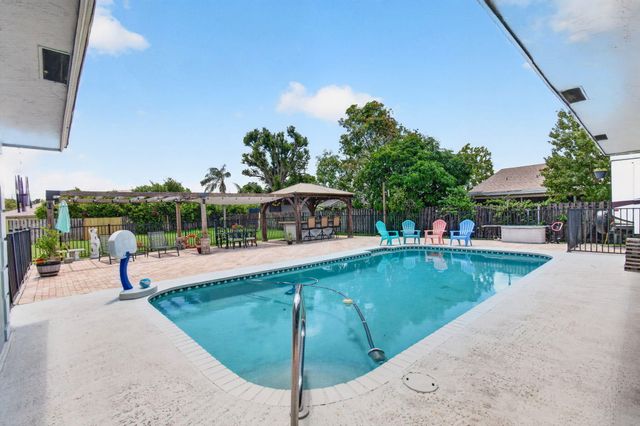 1630 Tamarack Way, Wellington, FL 33414