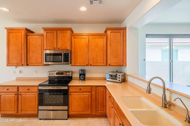676 W TWIN PEAKS Parkway, San Tan Valley, AZ 85143