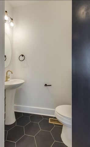2413B Booker St, Nashville, TN 37208