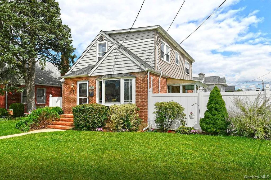 102 Roxbury Road, Franklin Square, NY 11010 — photo 3