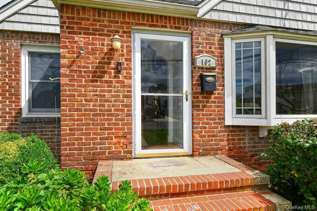 102 Roxbury Road, Franklin Square, NY 11010 — photo 4