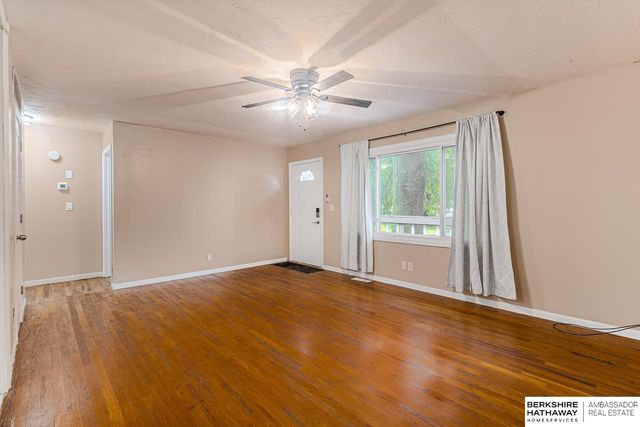 7402 S 76th Avenue, La Vista, NE 68128