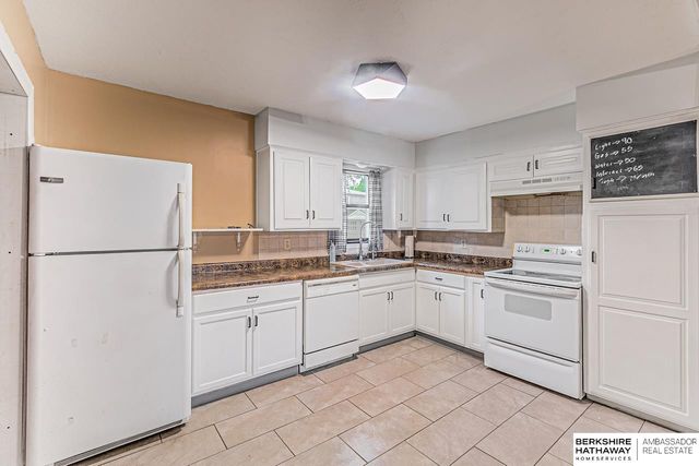 7402 S 76th Avenue, La Vista, NE 68128
