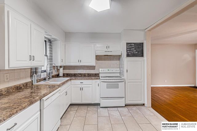 7402 S 76th Avenue, La Vista, NE 68128