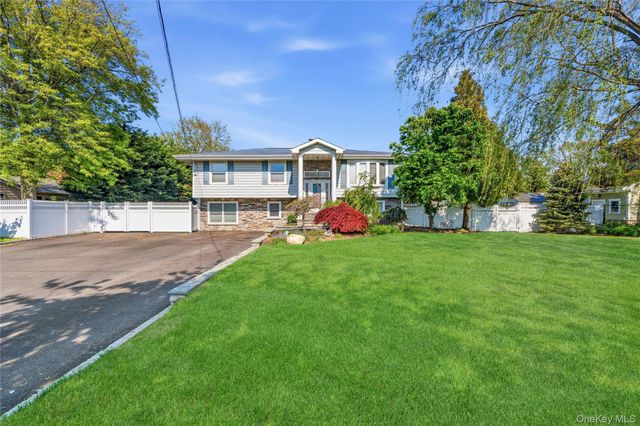 105 Sequams Lane E, West Islip, NY 11795