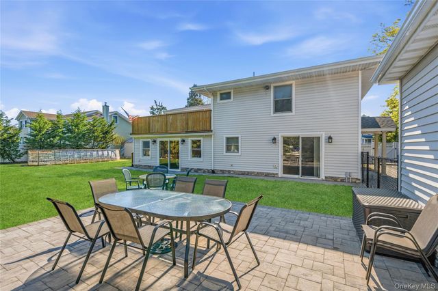 105 Sequams Lane E, West Islip, NY 11795
