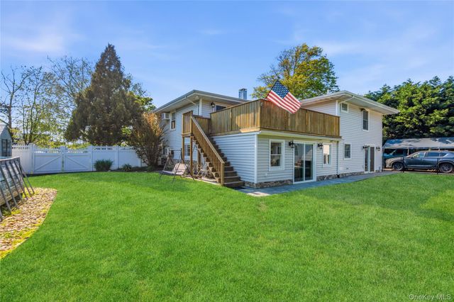 105 Sequams Lane E, West Islip, NY 11795