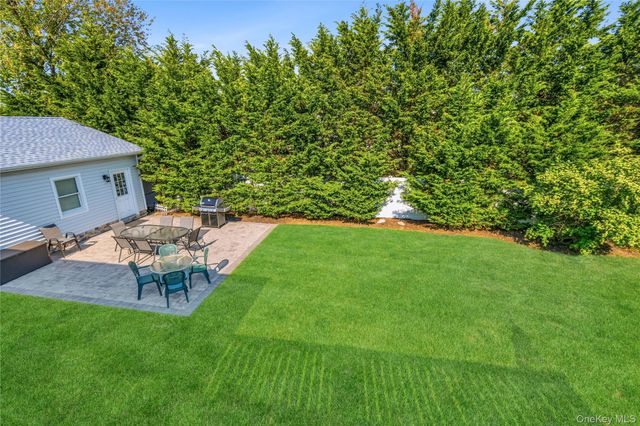105 Sequams Lane E, West Islip, NY 11795