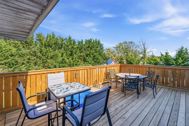 105 Sequams Lane E, West Islip, NY 11795