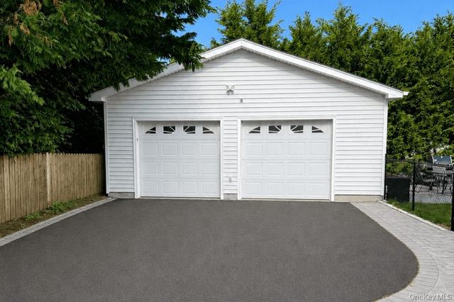 105 Sequams Lane E, West Islip, NY 11795