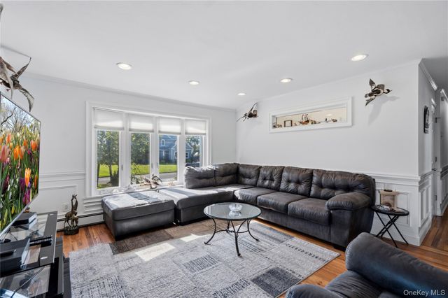 105 Sequams Lane E, West Islip, NY 11795