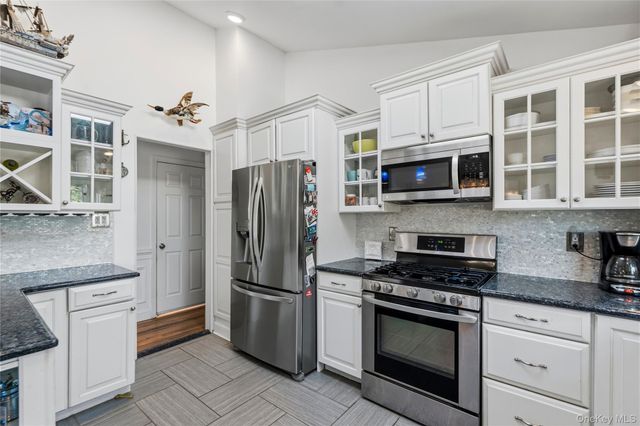 105 Sequams Lane E, West Islip, NY 11795