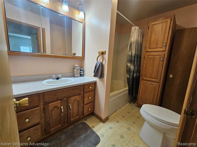2219 Gray Road, Lapeer, MI 48446