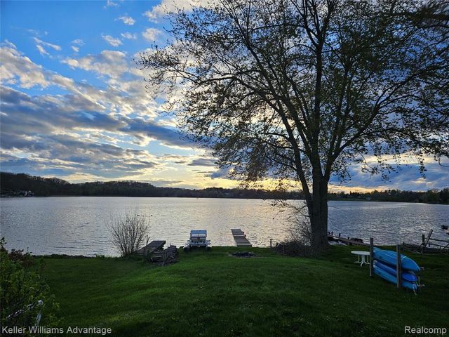 2219 Gray Road, Lapeer, MI 48446