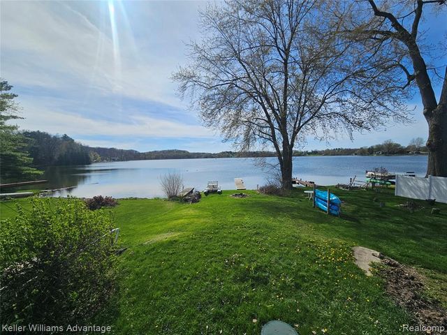 2219 Gray Road, Lapeer, MI 48446