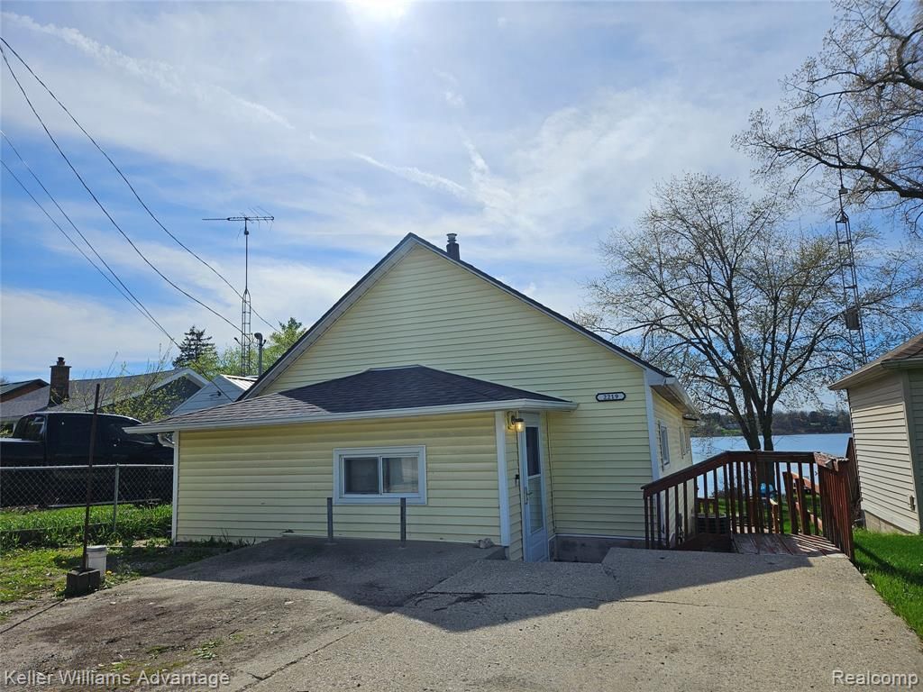 2219 Gray Road, Lapeer, MI 48446