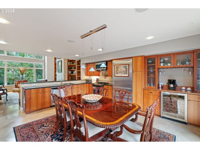 1135 Nw IRVING St, Portland, OR 97209