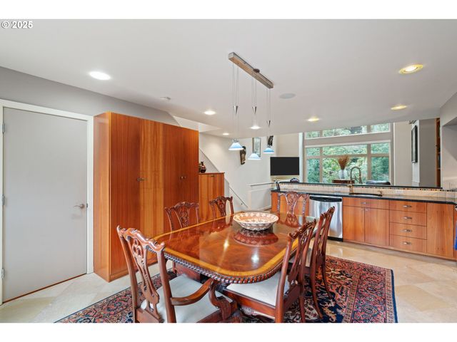 1135 Nw IRVING St, Portland, OR 97209