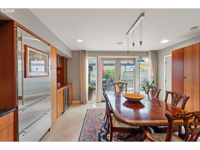 1135 Nw IRVING St, Portland, OR 97209