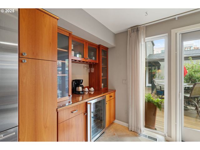 1135 Nw IRVING St, Portland, OR 97209