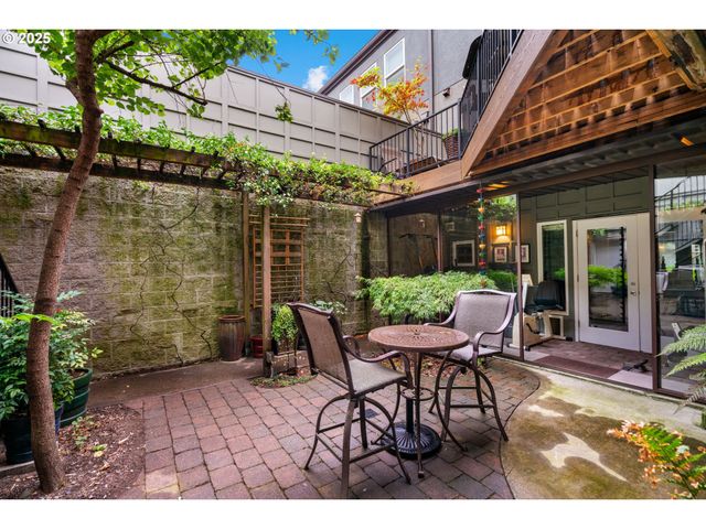 1135 Nw IRVING St, Portland, OR 97209